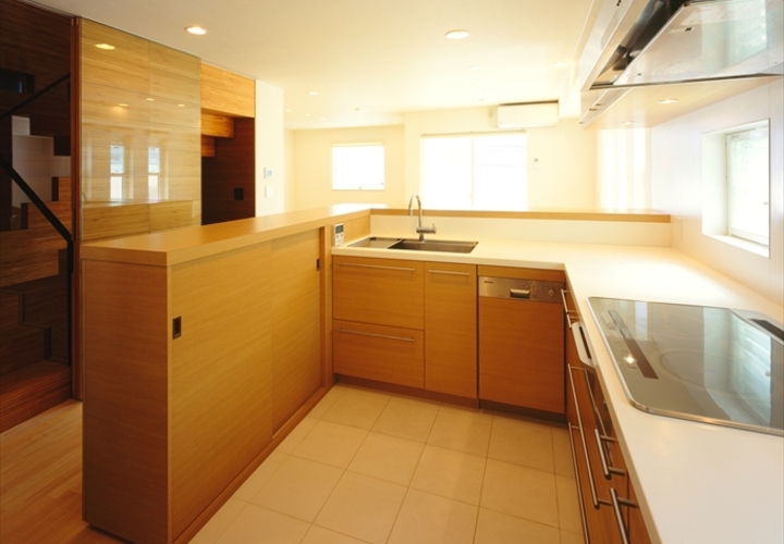 使い勝手の良い動線を確保したキッチン