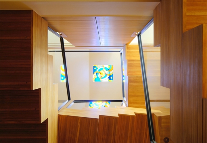 ステンドグラスがもたらす光のアクセント