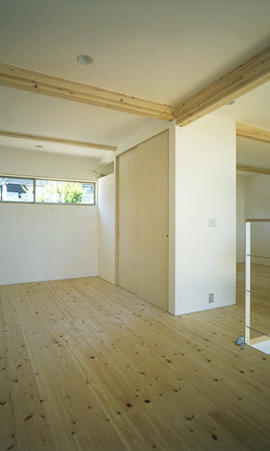 無垢のヒノキ材で素足が心地よいすまい