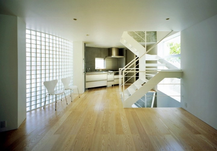 階段が空間を隔てるLDK