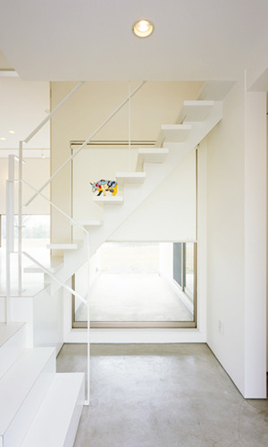 シンプルな印象の１階階段脇スペース