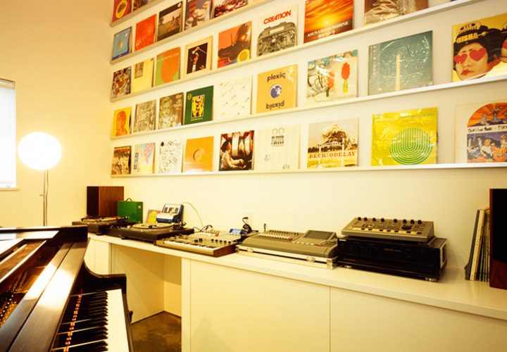 レコードジャケットを飾ったピアノ室