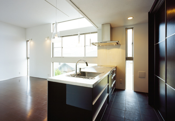 たっぷり壁面収納のオープンキッチン