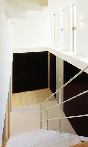 階段上から玄関スペースを眺める