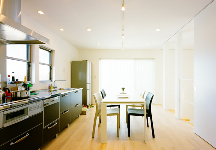 ブラックがキーカラーのダイニング