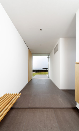 正面には海が待っている、贅沢な休日を楽しめる玄関