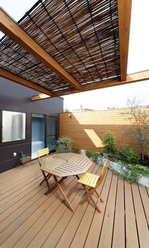 すだれを横にして、サンシェード代わりにしたウッドテラス
