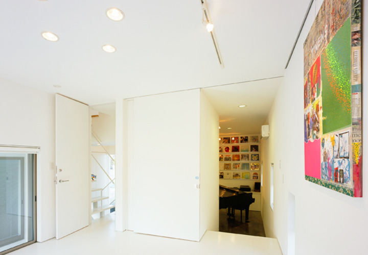 アートスペースからピアノ室を眺める