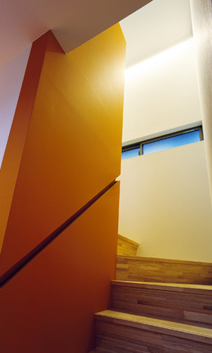 玄関ホールから続く階段