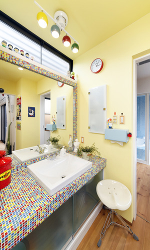 駄菓子のようなカラフルなタイルが、目を引く洗面台