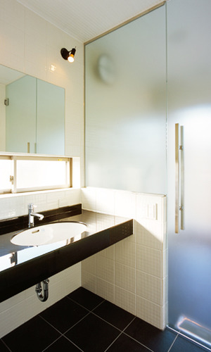 黒と白でシックにまとめた洗面スペース