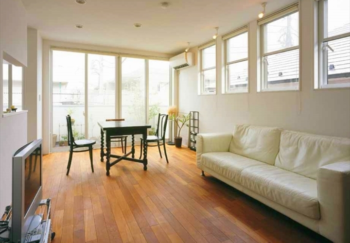 多数の窓から光を取り入れる明るい空間