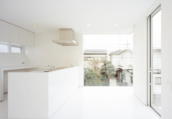 白でまとめたシンプルモダンなキッチンスペース