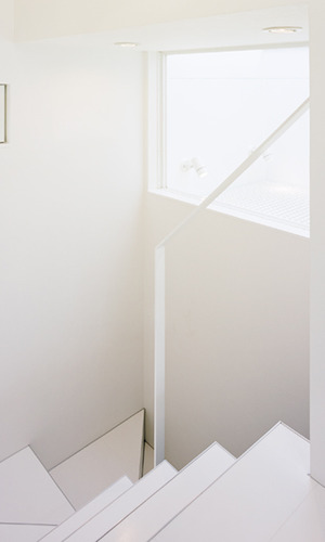 吹き抜けの階段スペース