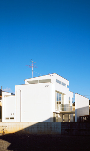 裏手から見た外観