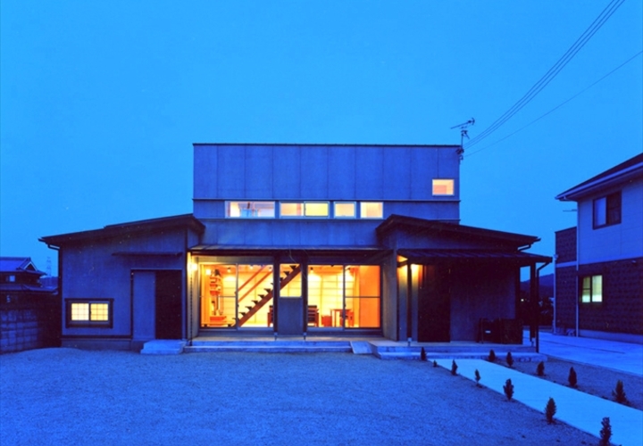 家族の笑い声が聞こえてきそうな温かい光を放つ室内