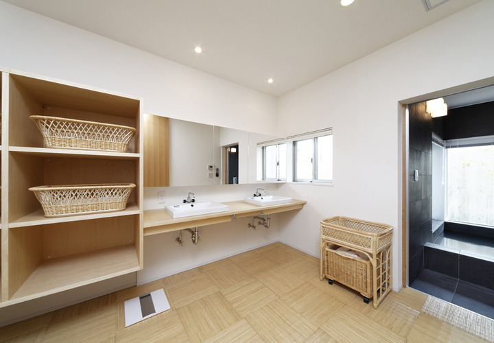 旅館さながらの趣を湛える、広々と清潔感ある脱衣室
