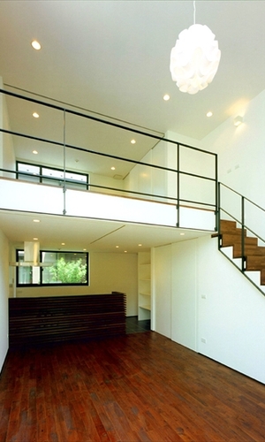 白・黒・茶で統一したモダンな空間