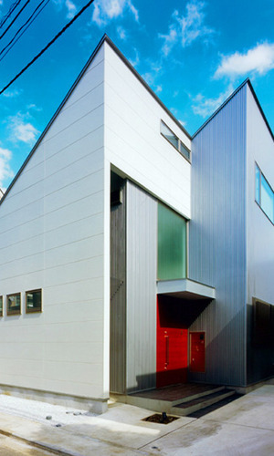 配色が印象的な外観