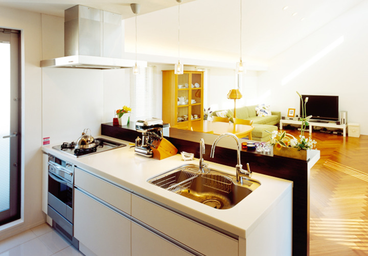 キッチンからリビングを眺める