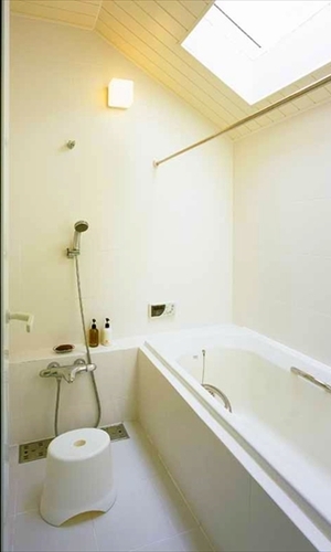 浴室を明るく照らすトップライト