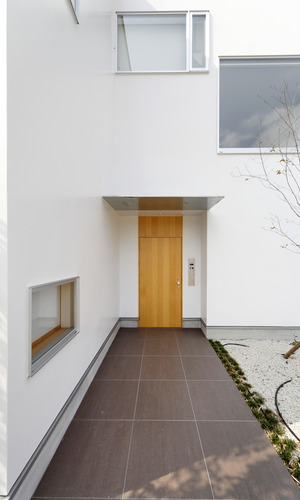 無駄のないシャープな玄関庇が、凛とした空間に華を添える玄関ポーチ