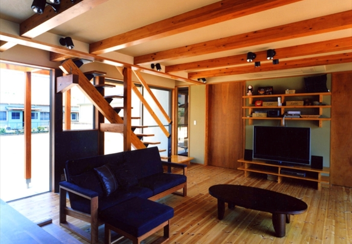 木質感溢れる室内と明るい外との繋がり