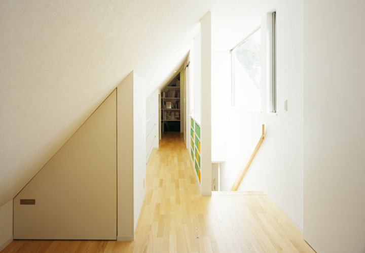 収納スペースをつけた３階廊下