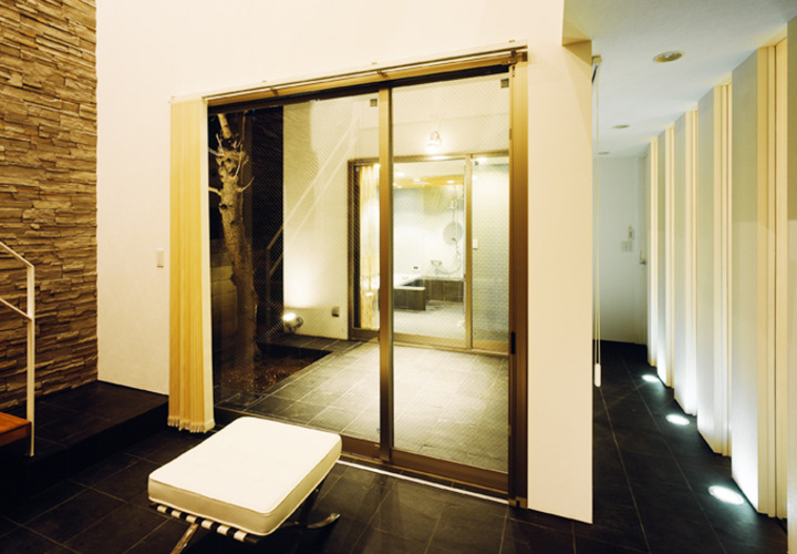 １階ホールの吹き抜け空間