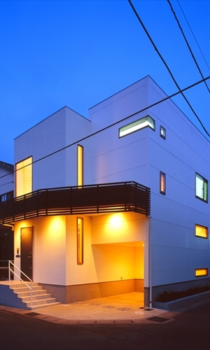 駐車スペースも温かい光で照らすライト