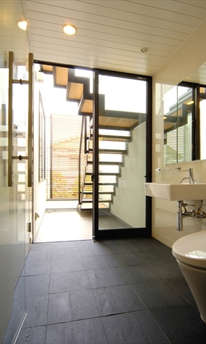 採光に特化したトイレと洗面スペース