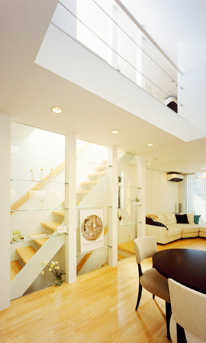 ３階まで続くストリップ階段