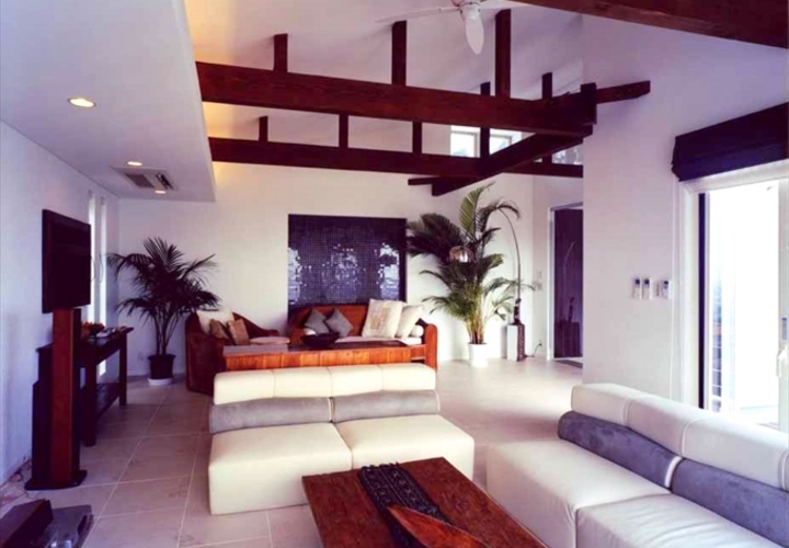 シックな梁と間接照明がモダンな天井