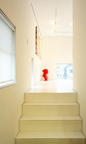 スキップ階段から続くアートスペース