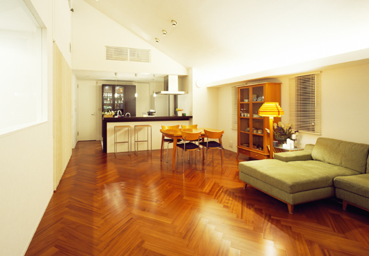 フローリング模様が印象的なリビング