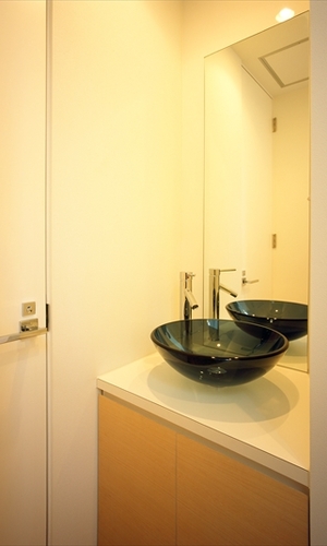 モダンな黒く透明の洗面ボウル