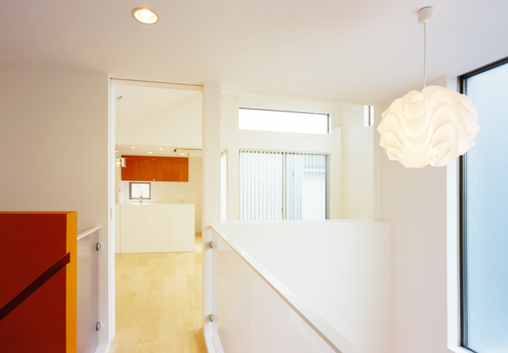 二階渡り廊下から吹き抜けを眺める