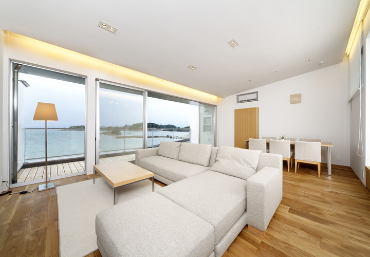 「非日常」をテーマに、大開口からは間近に海を望むダイニング・リビング