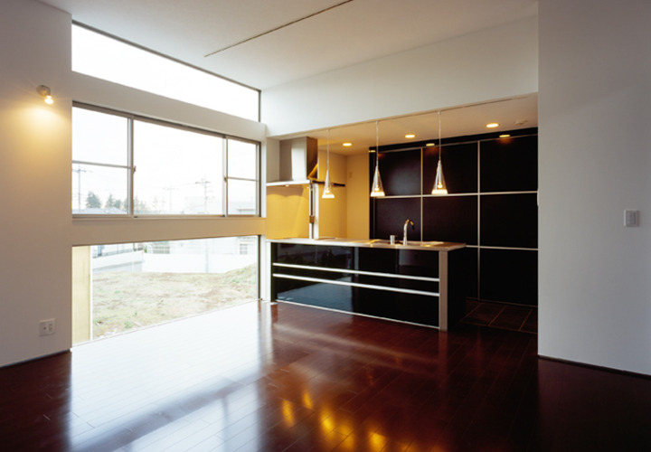 リビング脇には大きな窓