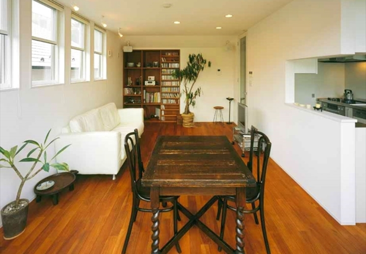 無垢フローリングと自然素材の家具