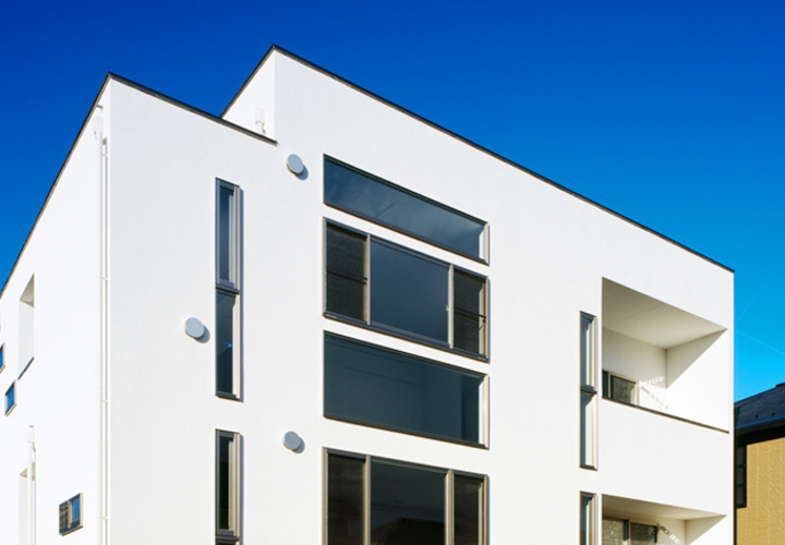 窓をたくさん配置した外観