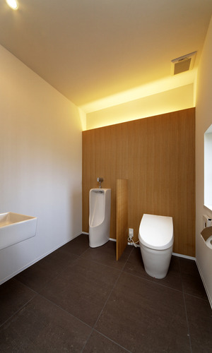 リゾートホテルのような、無駄を削ぎ落とし広々としたトイレ