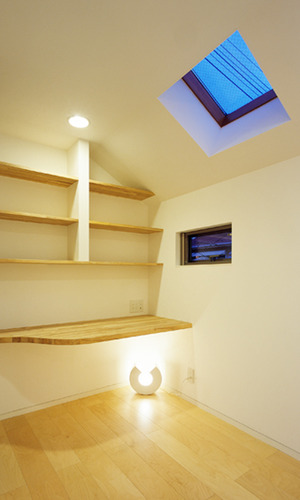 作り付けの棚を設置したロフトスペース