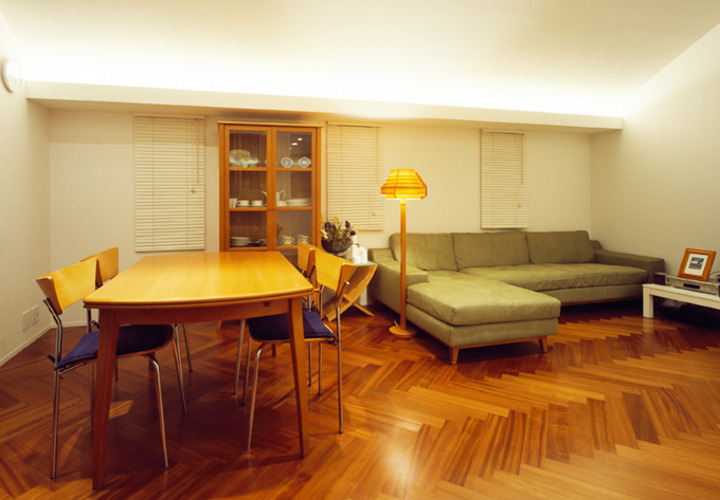 間接照明を配したリビング