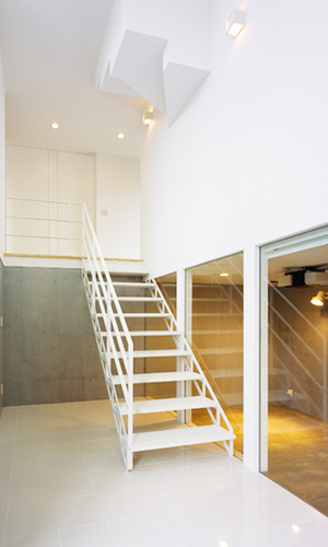吹き抜けスペースのオープン階段