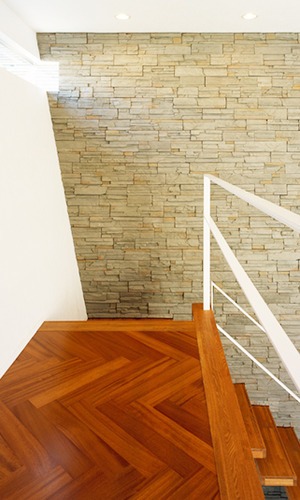 階段から続く２階廊下