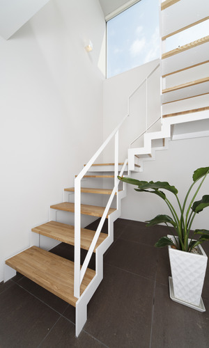 フィックス窓から見える空が、天空に向かうかのような階段