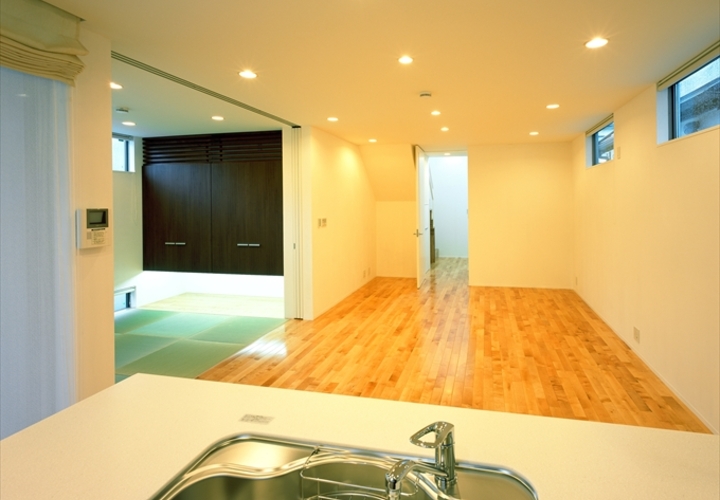 和室に繋がる扉を開けたリビング