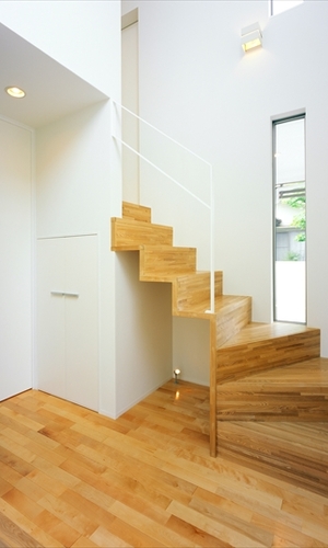 温かみのある無垢の階段