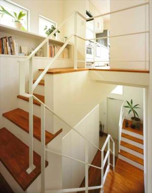 素材を活かしたスキップフロアー住宅